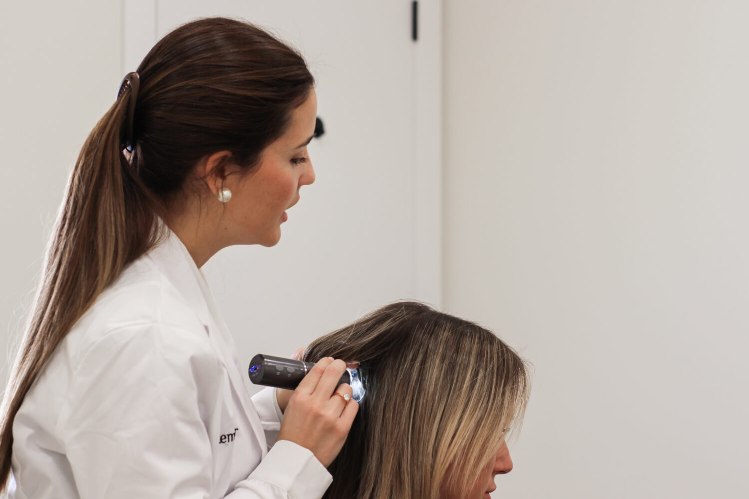 Lee más sobre el artículo Alopecia durante el embarazo: ¿Qué tratamientos son seguros?