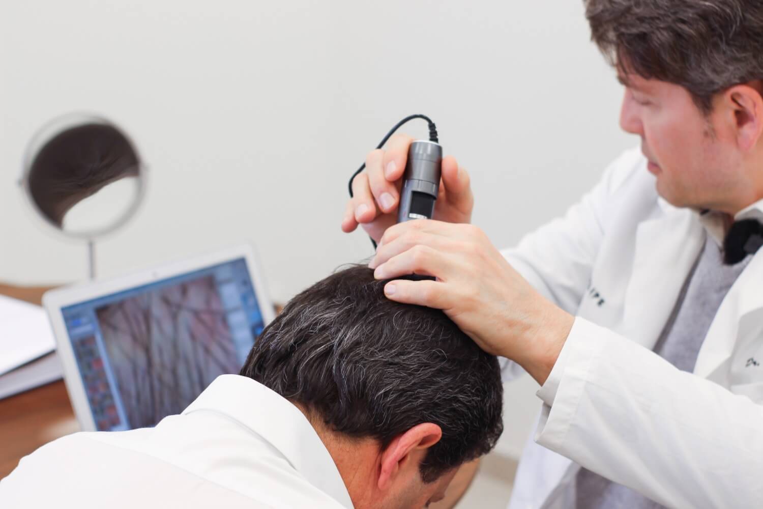 Lee más sobre el artículo Por qué Remind Hair no es una clínica de trasplante más: la diferencia que marca el resultado