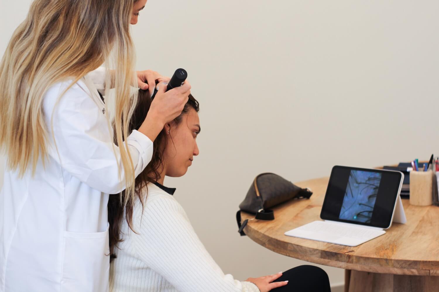 Lee más sobre el artículo ¿Cuánto pelo es normal perder al día? Guía para saber cuándo preocuparse