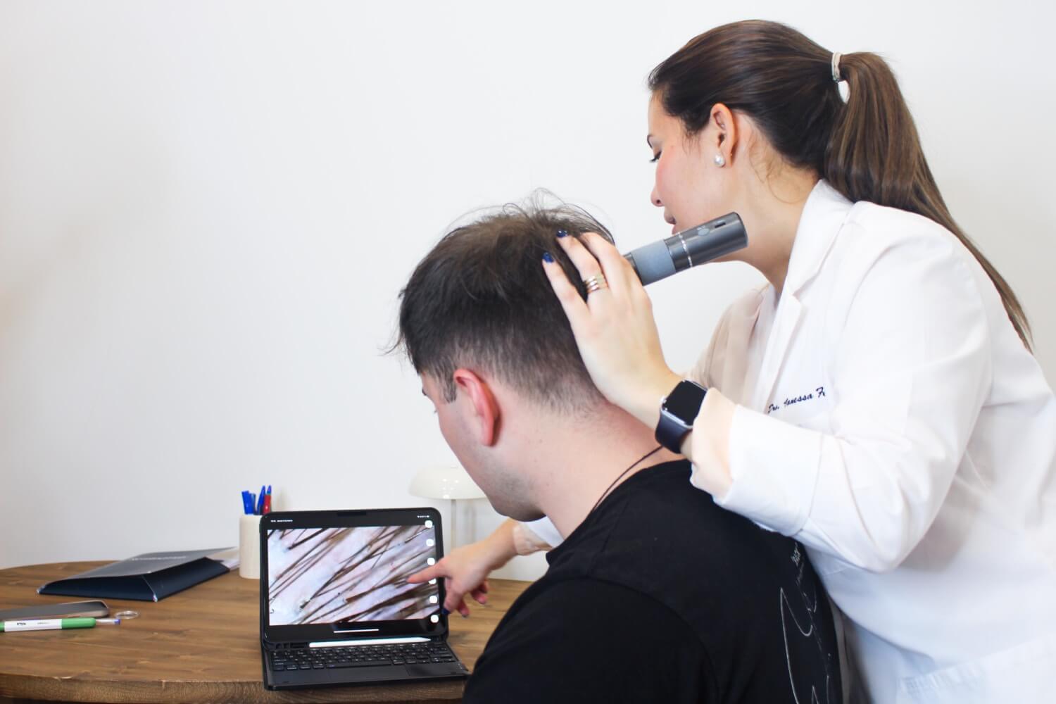 Lee más sobre el artículo Entradas en hombres jóvenes: ¿maduración de la línea o alopecia?